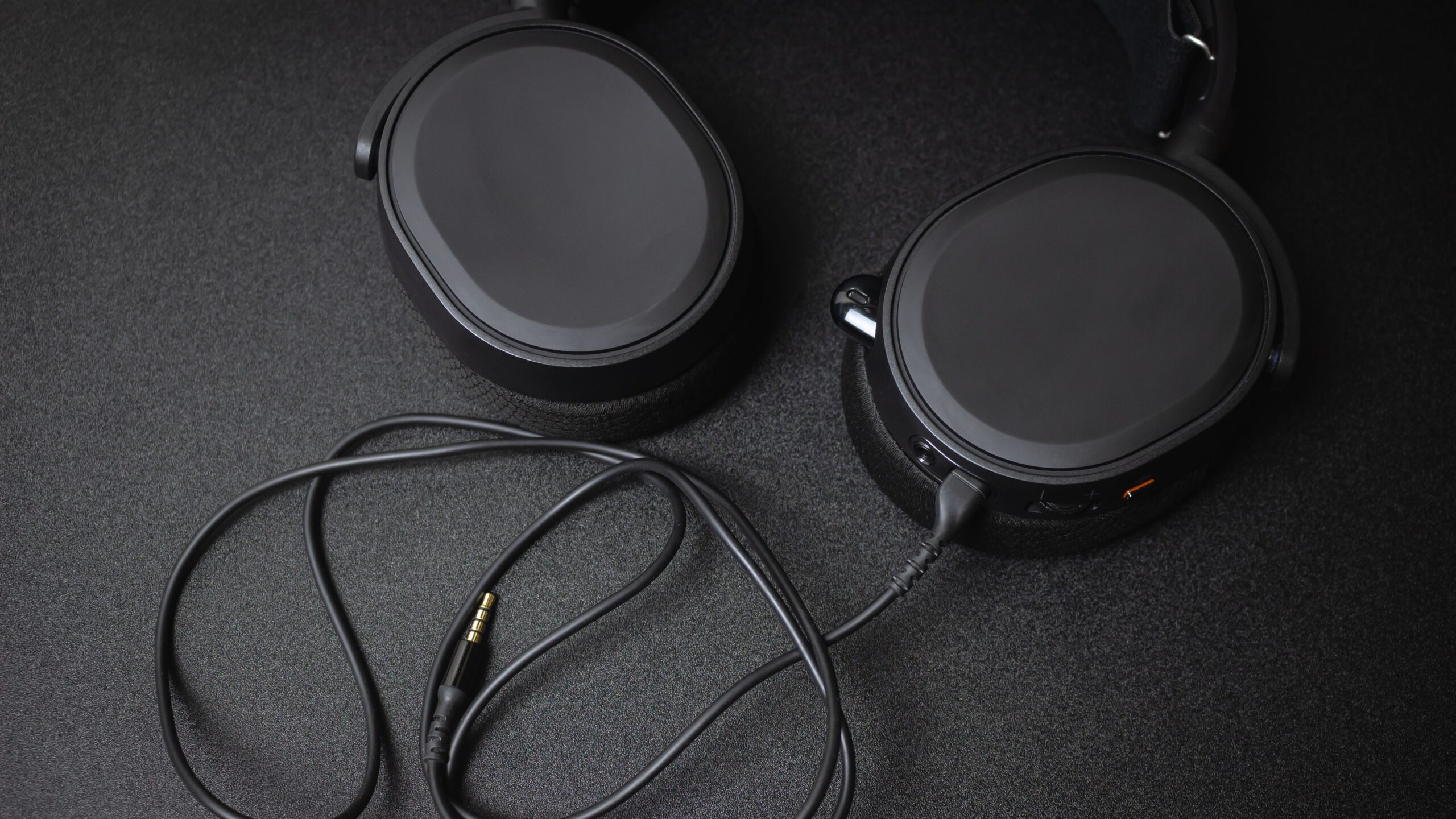 Best Gaming Headsets for PC (2026) 3 Wireless gaming headset with earcups and volume controls